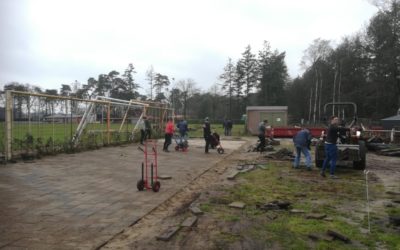 Vele vrijwilligers al flink bezig met voorbereiding kunstgrasveld (dag 4)