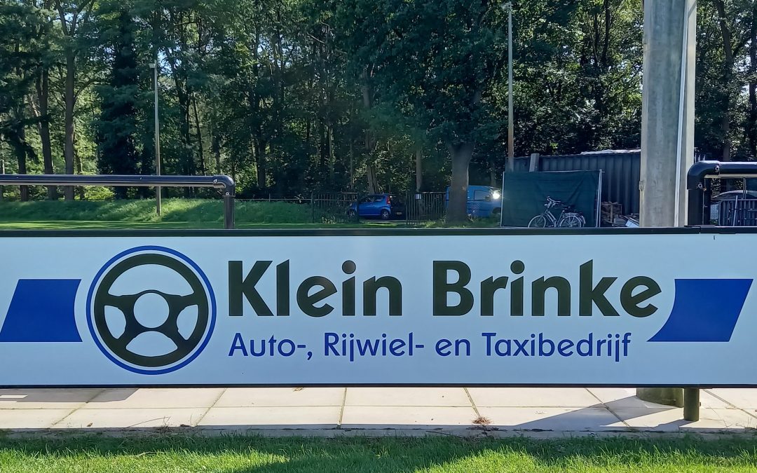 Nieuwe reclameborden: Klein Brinke Auto- Rijwiel en Taxibedrijf